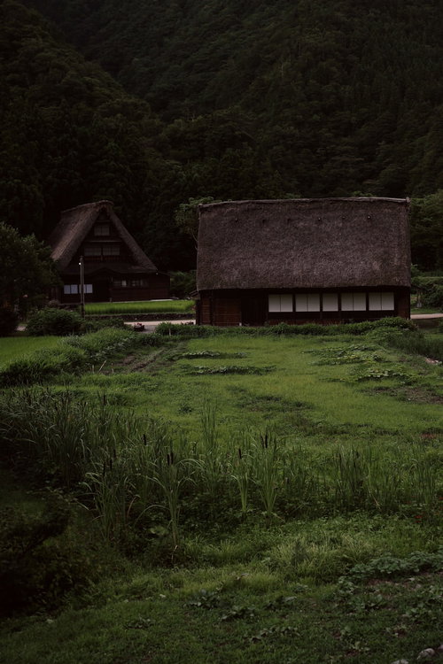 夕暮れ時の菅沼集落、茅葺屋根の合掌造り集落（富山県南砺市）
