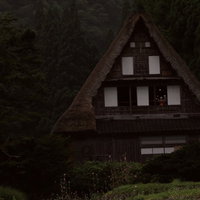 茅葺屋根の合掌造りを背景に相倉集落を散歩する女の子の写真