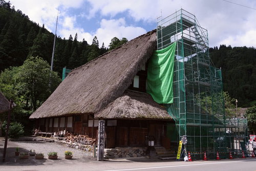 南砺市の村上家で進む合掌造り茅葺屋根の葺き替え工事