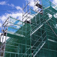 葺き替え工事で足場が組まれた南砺市の合掌造り村上家の写真