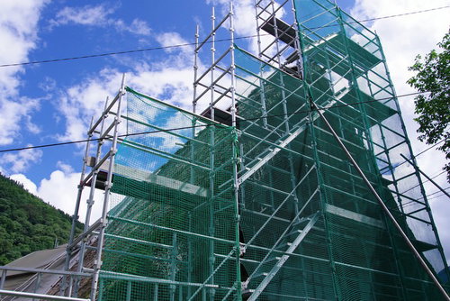 葺き替え工事で足場が組まれた南砺市の合掌造り村上家