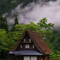 麓に佇む合掌造りの民家、相倉集落の茅葺屋根（富山県南砺市）の写真