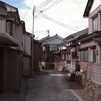 富山県南砺市の町を抜ける小路と電線のある街並みの写真