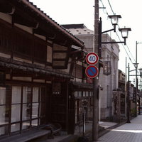 富山県南砺市の八日町通り沿いに立つ木造建築と電柱の写真