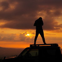 富山県南砺市の散居村で車上から夕日を狙うカメラマンの写真