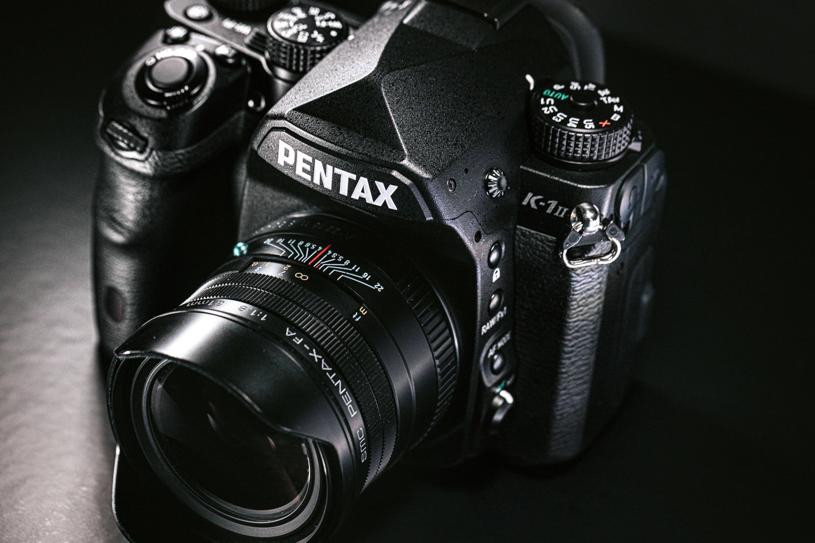 黒いボディのPENTAX K-1 Mark II一眼レフカメラ