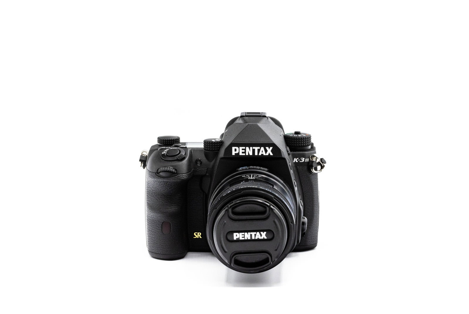 白い背景に置かれたPENTAXのK-3MarkⅢデジタル一眼レフカメラ