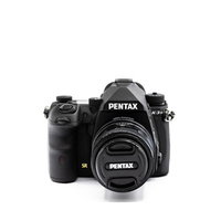 K-3MarkⅢにレンズを装着した正面の写真