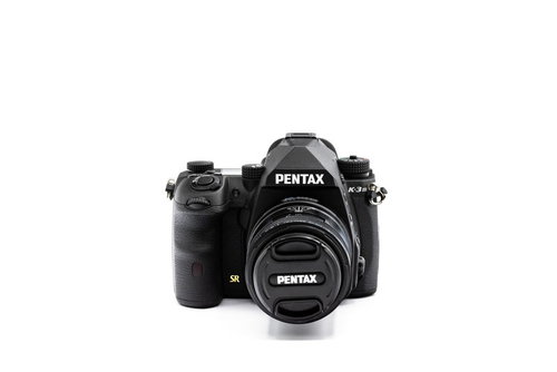 K-3MarkⅢにレンズを装着した正面