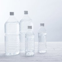 2Lと500mLのミネラルウォーターペットボトルの写真