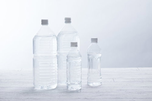 2Lと500mLのミネラルウォーターペットボトル