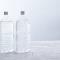 ミネラルウォーターが入った2リットルペットボトル2本の写真