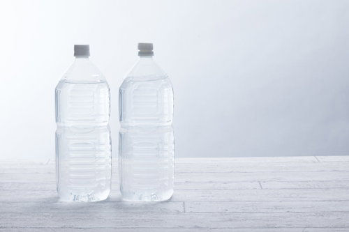 ミネラルウォーターが入った2リットルペットボトル2本