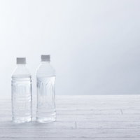 ミネラルウォーターが入ったペットボトル500mlの写真