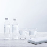 ミネラルウォーターのボトルとグラスで水分補給の写真