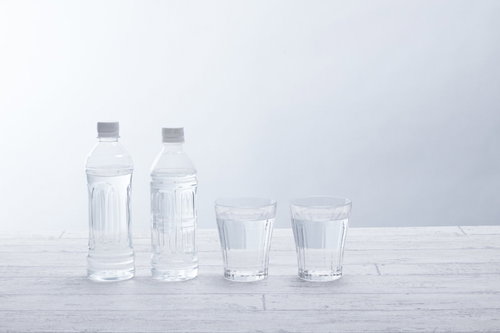 水が入ったペットボトル2本とグラス