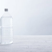 白い背景に置かれたミネラルウォーターの2リットルペットボトルの写真