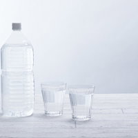 ミネラルウォーターの2リットルペットボトルと2つのグラスの写真