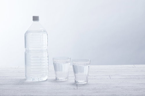 ミネラルウォーターの2リットルペットボトルと2つのグラス