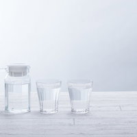 透明なグラスに注がれるミネラルウォーターの写真