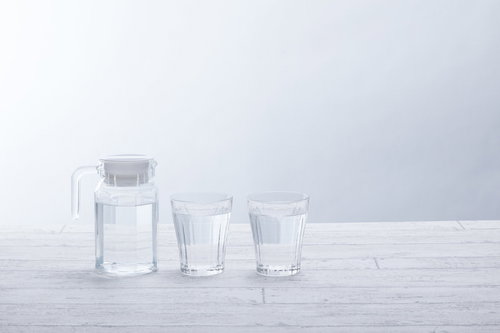 透明なグラスに注がれるミネラルウォーター