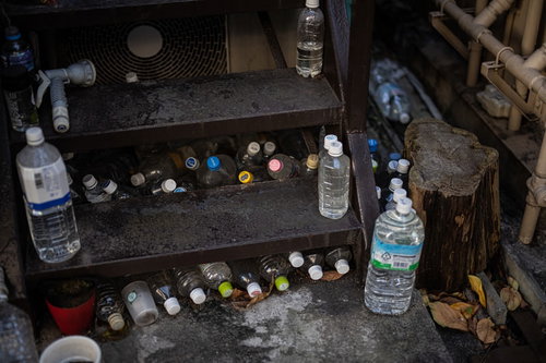 住宅街の階段に並ぶ猫よけペットボトルの対策状況