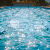 日中の屋外プールと光がキラキラと映る水面の写真