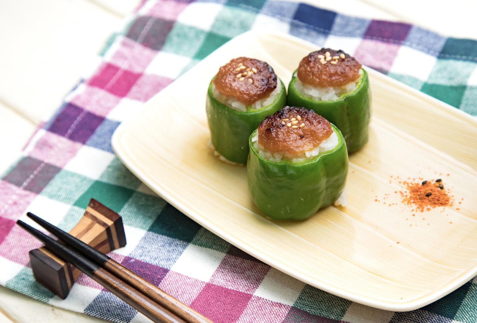 焦げ目のついた焼きとうもろこし2本