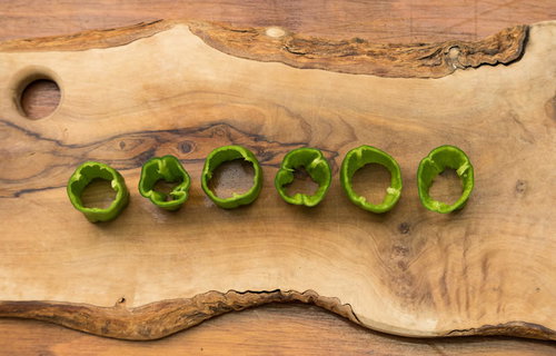 木製まな板で輪切りにしたピーマンの断面と種