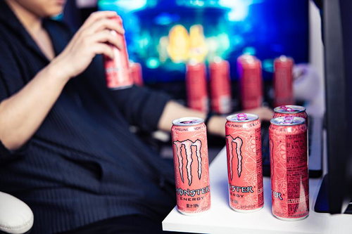 ピンモンの缶に囲まれながら夜間作業するデザイナー