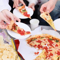 みんなでピザを食べるパーティーの様子、複数人でシェアリングの写真