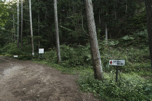 日本で海から一番遠い地点の山道脇に設置された案内板