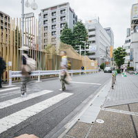 昼間の大久保公園と大久保病院前の横断歩道の写真