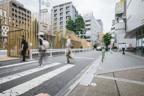 昼間の大久保公園と大久保病院前の横断歩道