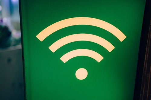 緑の背景に描かれたWi-Fiのシンボルマーク