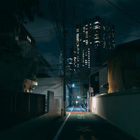 新大久保から早稲田方面に向かう住宅街の夜道と奥のタワマンの写真