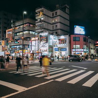 新大久保駅前交差点の夜間の賑わい 繁華街の夜景の写真