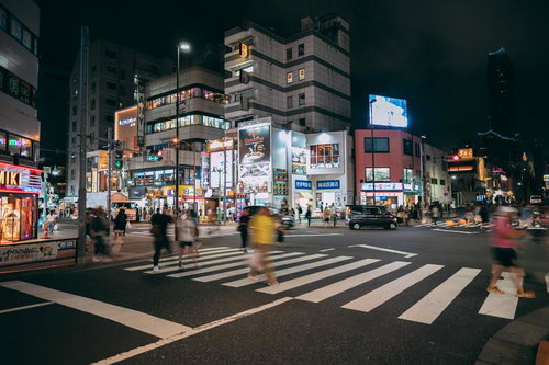 新大久保駅前交差点の夜間の賑わい 繁華街の夜景