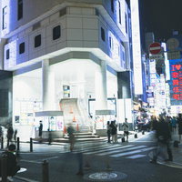 夜の歌舞伎町2番通りから見える歌舞伎町の看板と人通りの写真