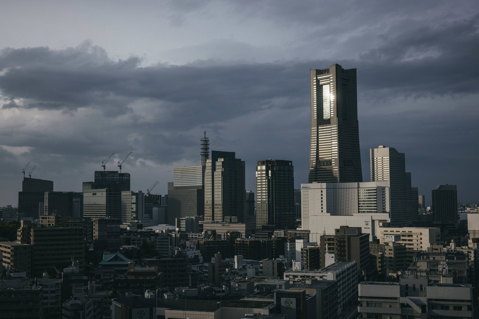 日没時刻の横浜みなとみらいのランドマークタワーと周囲の高層ビル群