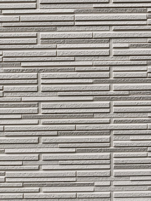 真新しいグレーの建材タイルで仕上げた外壁