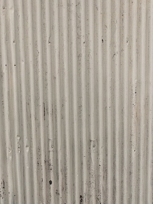 塗装にヒビが入る波板のテクスチャー素材、経年劣化した金属波板