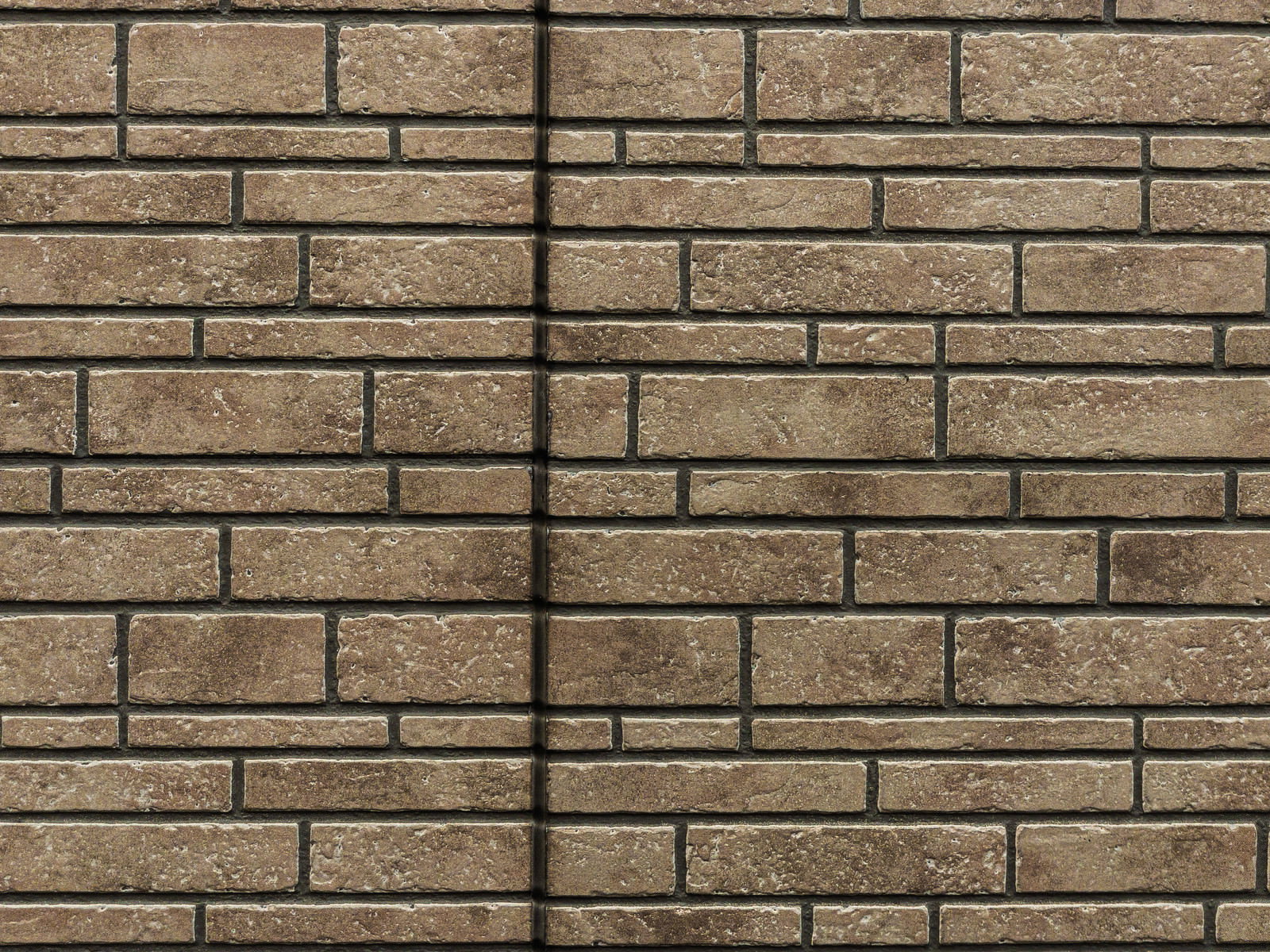茶色のレンガ調タイル壁のテクスチャー、継ぎ目が規則的に配置された壁面