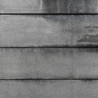 何層ものコンクリート壁に横走する継ぎ目と表面の質感の写真