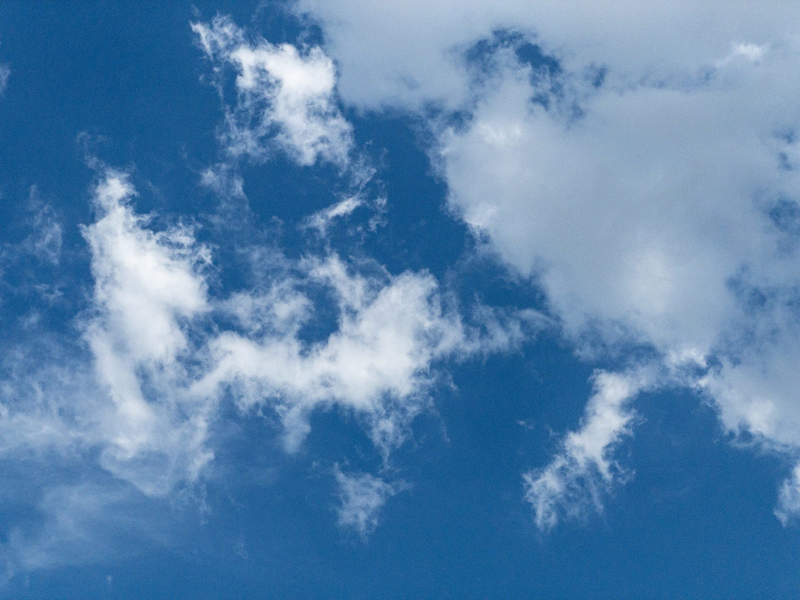 青空に白い雲が散らばる爽やかな空模様