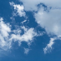 青空に散らばる白い雲と雲行き、晴れた日中の空模様の写真
