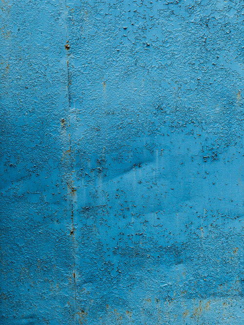 青い塗装に浮いた錆と剥げた壁面のテクスチャー