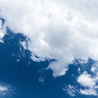 青空に浮かぶ厚い白い雲の立体的な積雲と雲行きの写真