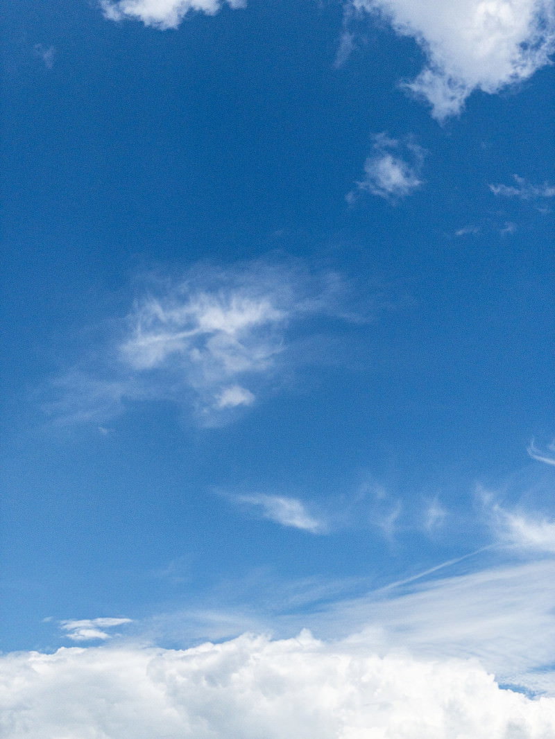 青い空に白い雲が浮かぶ爽やかな天気の風景