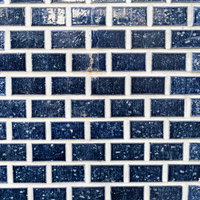 青いタイル壁に反射する光のテクスチャーの写真